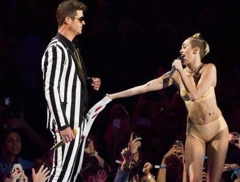 Miley cyrus's performance at superbowl 2021 has highlighted part of the entire event. MTV VMAs 2013: Miley Cyrus and Robin Thicke shock crowd with duet | DYRT Magazine, Online ...