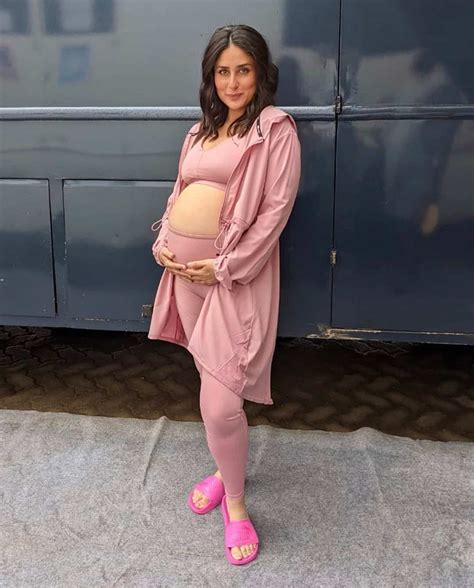 Kareena kapoor and saif ali khan. Kareena Kapoor Flaunts Baby Bump - Gulte
