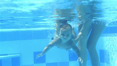 Nasil erkeklerde plajda ereksiyon halindeki siki saklamak gibi bir sorun varsa, kadinlarda da boyle bir sorun vardir. Female Scuba Diver Swimming Underwater In The Pool Stock ...