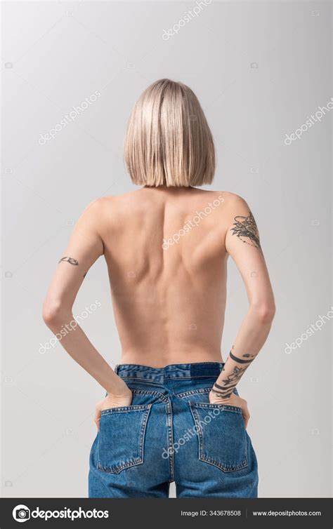 Le sexe récréatif s'accommode de tout, à petite dose. Vue Arrière Sexy Jeune Femme Tatouée Seins Nus Posant Avec — Photographie AndrewLozovyi © #343678508