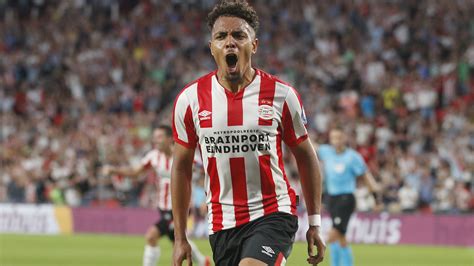 Donyell malen is a dutch professional footballer who plays as a forward for eredivisie club psv eindhoven and the netherlands national team. Oranje-Neuling Donyell Malen: Von Henry und Bergkamp ...