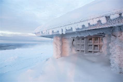 Wohnen in natürlicher umgebung wird immer beliebter. Gefrorenes Haus In Finnland Hinter Polarkreis Stockbild ...