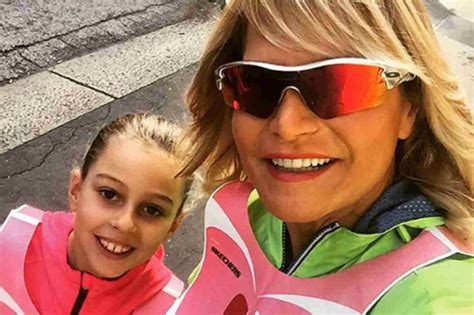 Che ai nostri figli va data la possibilità di sperimentarsi in un contesto neutro e scevro da qualsiasi condizionamento disfunzionale. La dedica di Simona Ventura alla figlia adottiva | FOTO