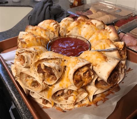 In a large bowl, add the chicken, onion, red bell pepper, jalapeño, and taco sauce, and mix to combine. Blooming Quesadilla Ring - Page 2 - 99easyrecipes