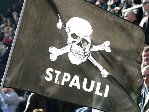 Sports club in hamburg, germany. Einstufung als „linksextrem": Logo des FC St. Pauli auf ...