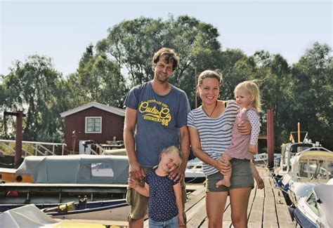 Fliesenleger marius langer lebt schon seit zwei jahren im wohnwagen. Wohnen auf dem Hausboot! Diese Familie lebt ihren Traum ...