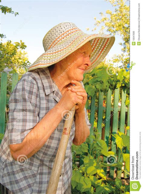 Lilith war adam völlig ebenbürtig und gleichberechtigt. Alte Frau, Die Im Garten Arbeitet Stockfoto - Bild von ...