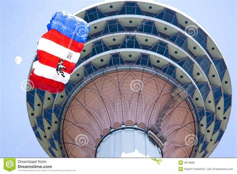 Ein sturz des reiters und ein sturz des pferdes führt aus gründen der sicherheit zum sofortigen ausschluss. Niedriges Springen stockbild. Bild von höhe, aufsatz ...