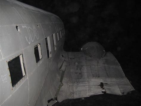 Het eenmotorig vliegtuigje, van het type yakolev 52, maakte een oefenvlucht en was opgestegen van vliegveld teuge. IJsland: Tripje naar het zuiden van IJsland (1)