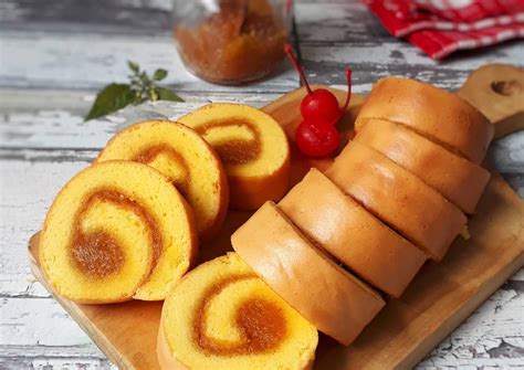 Setelah air mendidih masukkan singkong ke dalam panci kukus, lalu kukus hingga singkong ¾ matang, kira. Terkuak! Cara Membuat Bolu Gulung Kukus Lembut dan Mekar