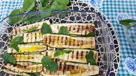 Oleate una teglia e iniziate ad assemblare il vostro sformato. Ricetta Zucchine Grigliate, da servire come antipasto o ...
