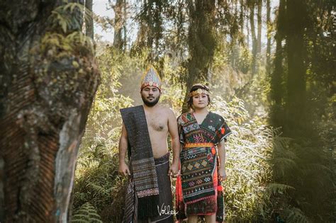 Berhias Kain Tenun, 8 Ide Foto Prewed Adat Batak Ini Kece ...