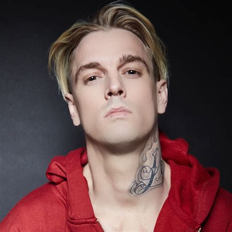 Check out this biography to know about his childhood, family life, achievements and other facts related to his life. Aaron Carter se defende após ser agredido por suposto ...