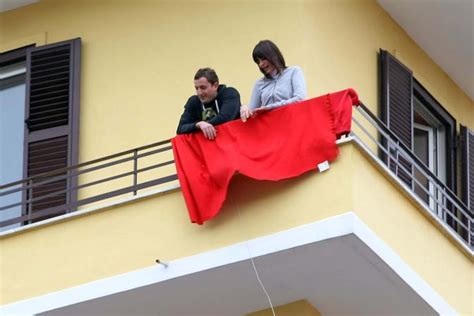 Set lenzuola a tinta unita doubleface composto da lenzuolo sopra, lenzuolo sotto e federe. Lenzuola rosse contro il corteo Pdl