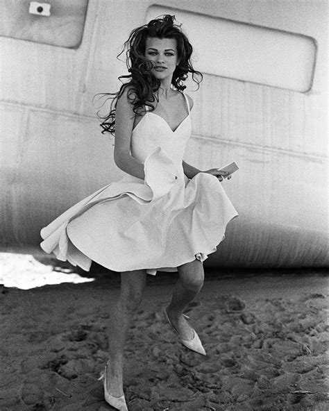 Ausstellungsreihe juden 4590 gestrandet im. therealpeterlindbergh Milla Jovovich, Mojave Desert ...