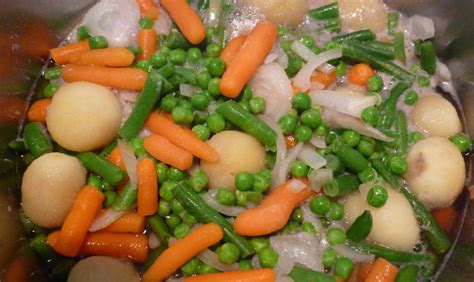 Éplucher les carottes, les laver et les couper en rondelles. Recettes de jardinière de légumes et de pois gourmands