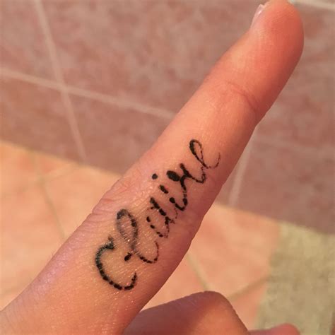 Du kannst die tätowierte haut nun wie den rest deiner haut behandeln. Tattoo Frage, Kruste? (mittelfinger)