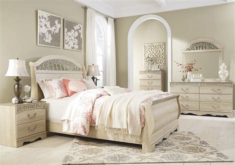 Featuring an antique white finish, the intricately carved accent details and matching tufted leather embellishment offers a noble beauty that is regal. Catalina 4-Piece Sleigh Bedroom Set in Antique White