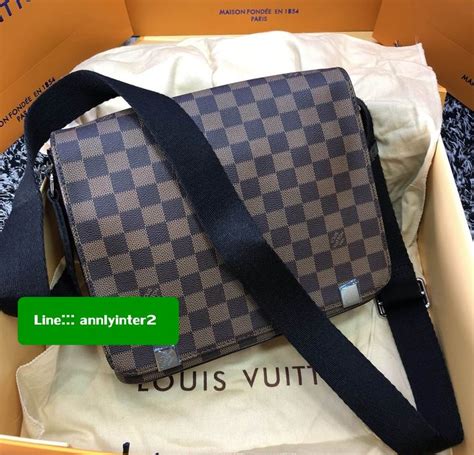 กระเป๋าสะพายผู้ชาย Louis Vuitton รุ่น DISTRICT PM | กระเป๋า, สีน้ำตาล ...