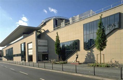 Oktober 1982 schlug der damalige bundeskanzler helmut kohl vor, eine sammlung zur deutschen geschichte seit 1945 aufzubauen. Haus der Geschichte Bonn Bonn, Architektur - baukunst-nrw