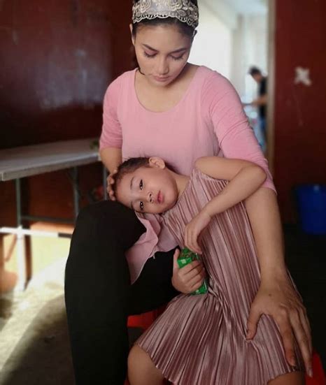 Sembahyang pesakit berdiri dan duduk atas kerusi (pesakit yang tidak mampu sujud). Cara Fasha Sandha Menegur Anaknya, Putri Jemyma Yang Duduk ...