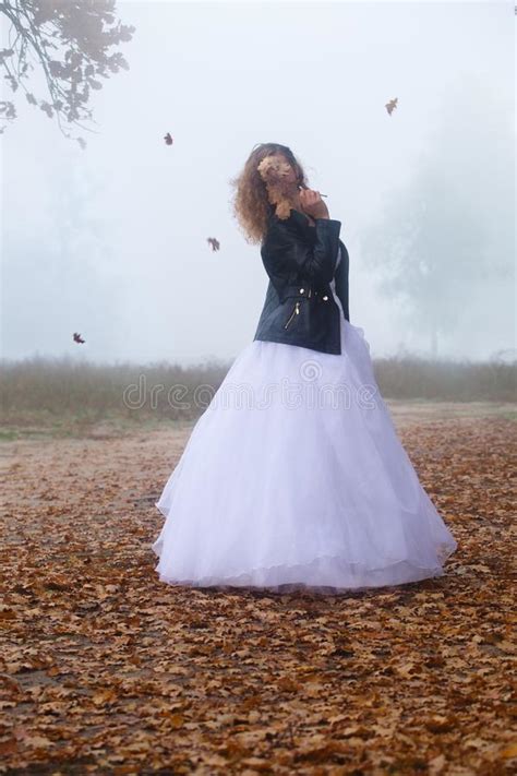 Schöne hochzeitskleider mit spitze für sie zur hochzeit gehen. Braut Im Hochzeitskleid Und -Lederjacke Stockfoto - Bild ...