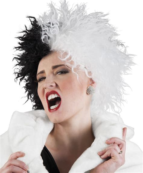 Cruella is much too long and undisciplined at two hours and 14 minutes, but in its best moments, it surges with a rude punk energy. Pruik Cruella de Vil