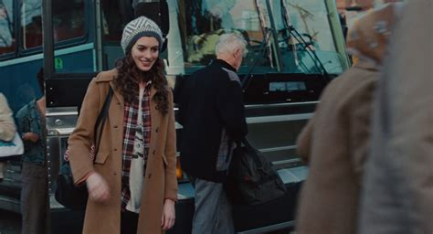 But she meets her match in jamie, whose relentless and nearly infallible charm serve him well with the ladies and in the cutthroat world of pharmaceutical sales. cinematic style - Anne Hathaway in Love and Other Drugs ...