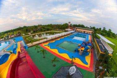 Suasana libur lebaran waterpark agung fantasy widasari indramayu. Agung Fantasi Waterpark Widasari Kabupaten Indramayu, Jawa ...