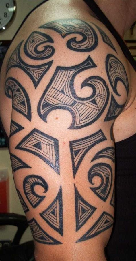 Wählt die stelle, an der euch ihr gerne tätowieren lassen möchtet und erfahrt, ob ihr mit schmerzen rechnen müsst, oder ob das ohne mit der wimper zu zucken abgefeiert werden kann. 37 Oberarm Tattoo Ideen für Männer - Maori und Tribal ...