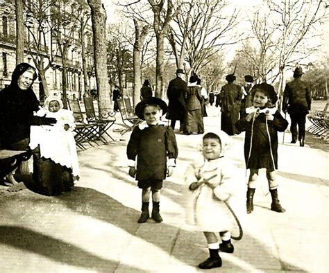 Niños felices jugando en la calle citys en veranos soleados día. Niños jugando en la calle Recoletos, 1914. | Fotos ...