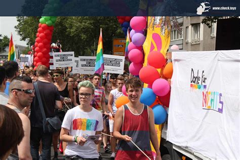 May 31, 2021 · hintergrund ist ein fall aus dem jahr 2016, der bundesweit für aufmerksamkeit gesorgt hatte. CSD Berlin 2016: Bilderserie