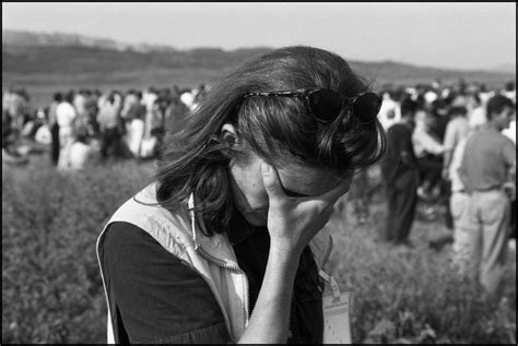 Die im süden kosovos tätige caritas unterstützt die eigeninitiative in der berglandwirtschaft und verbesserte die sehr prekären wohnverhältnisse der roma. Beisetzung von Kriegsopfern, Kosovo 1999 Foto & Bild ...