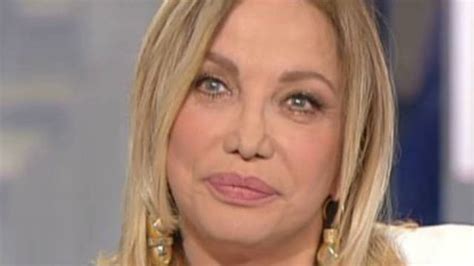 She is a female celebrity. Simona Izzo, pensione troppo bassa: 'Solo 1000 euro al mese'