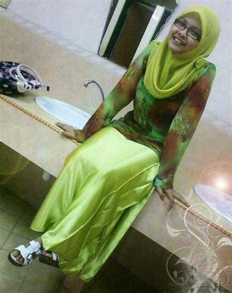 Selendang dipakai dengan lepas di bahu dan biasanya tak melingkar dileher pemakai.bentuk baju berlengan panjang dan ukuran badan longgar, tidak boleh ketat. Pin oleh putri Anggrainy di Baju kurung (Dengan gambar ...