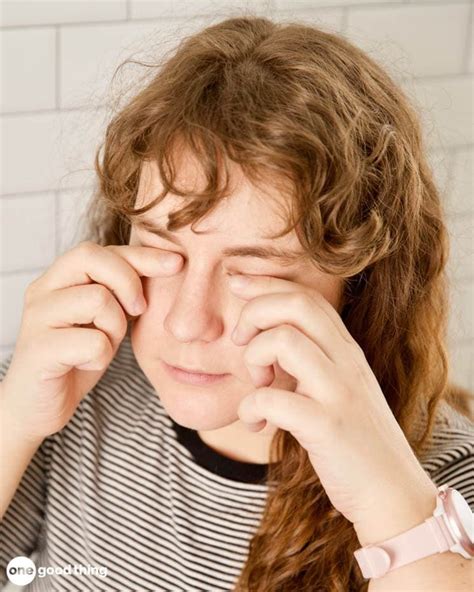 Dry eyes can in turn be caused by prolonged work at a computer (we apparently blink less). 16 Effective Remedies That Will Soothe Itchy & Red Eyes ...