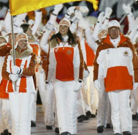 Dort verschenkte das quartett dann durch einen folgeschweren patzer jede hoffnung auf. Olympia: Bogner verdient mit schrillem Outfit sehr viel ...