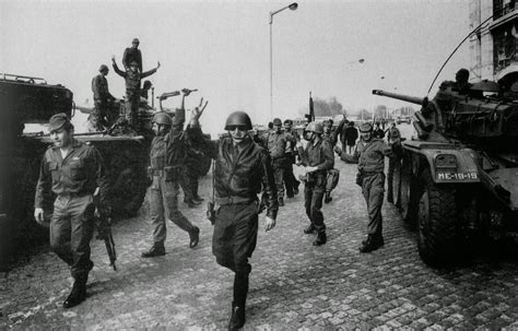 O grande capitão de abril, salgueiro maia, nascido a 1 de julho de 1944 em castelo de vide, na rua de santo amaro, número 15, fica na história! Salgueiro Maia junto as tropas rendidas no dia 25 | 25 de ...