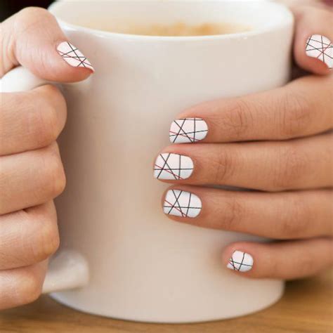 Las uñas en blanco con dorado son unas tipo reina que hacen que se vea muy bien con algunos accesorios como anillos o brazaletes como los que se muestran en la foto. Envolturas Para Uñas Líneas negras y rojas | Zazzle.com | Manicura de uñas, Decorados para uñas ...