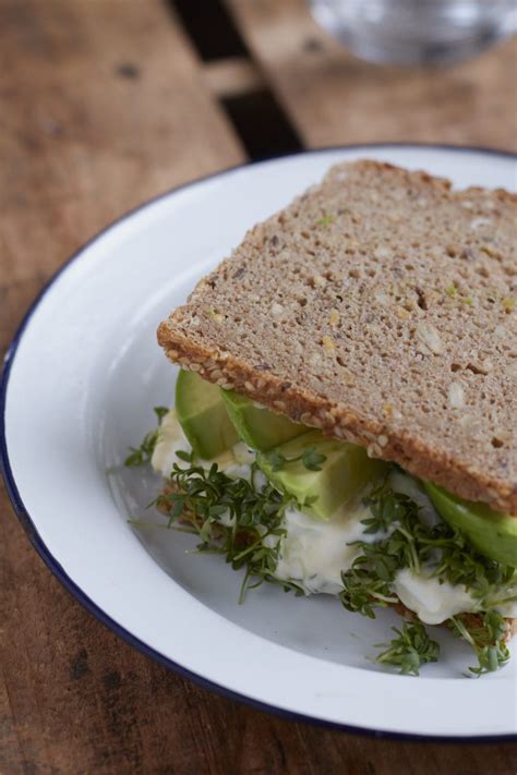 Zutaten für 6 portionen eier mit einer gabel in einer schüssel zerdrücken. Eiersalat Stulle mit Avocado | tastesheriff