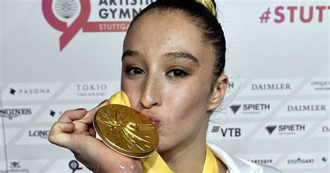 In augustus slingerde nina derwael (18) zichzelf op het ek gymnastiek in glasgow naar goud op de brug en bovendien pakte ze ook nog zilver op de balk. Nina doet het! Derwael pakt WK-goud op brug met ongelijke ...