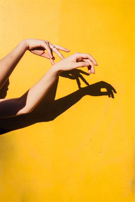 Uma menina vestida de paquita dançando fada madrinha com as paquitas new generation no planeta xuxa exibido em 14 de março de 1999. Verão menina adolescente dançando sob luz direta do sol felicidade mínima | Foto Premium