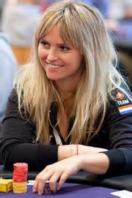 Lived in kraingen in house skybox (alleen omhoog neefjes). Christmas Poker Q and A -- Fatima Moreira de Melo ...