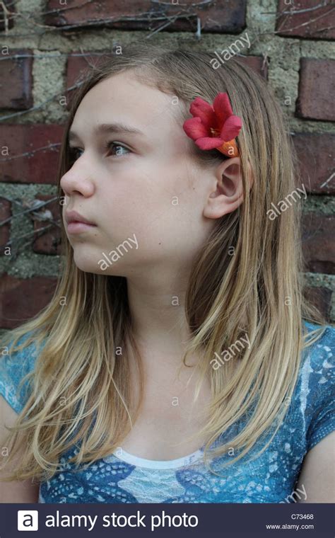 Il peut s'agir de jeux de plateau, de décorations élégantes, d'accessoires de sport. Une jeune fille de 12 ans avec une fleur dans ses cheveux ...