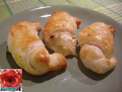 Prepareremo i mini croissant salati, un piatto davvero delizioso che sarà arricchito con prosciutto cotto e certosa. Mini Croissant Salati Tacchino e Formaggio |Aryblue