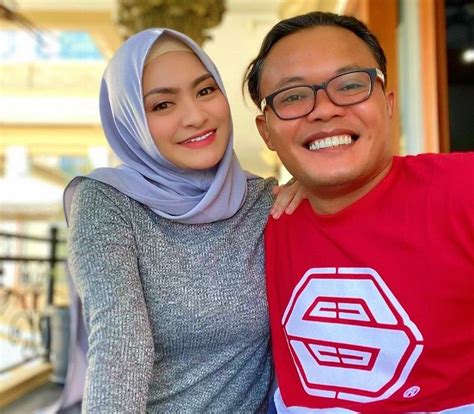 Rumah tangga komedian sule dan nathalie holscher kembali terusik. Begini Reaksi Sang Oma Soal Nathalie Holscher yang ...