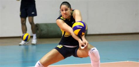  36   37  em 2015, algumas das principais atletas da seleção foram poupadas ou pediram dispensa, fazendo com que zé roberto pudesse testar outras jogadoras. Natália é confirmada na seleção feminina de vôlei e vê ...