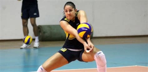 Desde a primeira convocação, anunciada no dia 18 de abril, três jogadoras da lista pediram dispensa da equipe. Natália é confirmada na seleção feminina de vôlei e vê ...