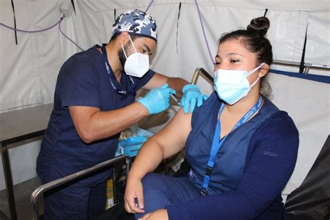 En colombia, las dosis de la farmacéutica china sinovac ya son suministradas al personas de salud de primera línea y también a los adultos mayores de 80 años. EN LA LUCHA SANITARIA CONTRA EL COVID: ADMINISTRAN PRIMERA ...