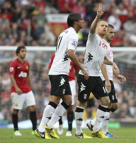 Mücadele iki takımın da karşılıklı. Manchester United 3 - 2 Fulham: Robin Van Persie scores ...